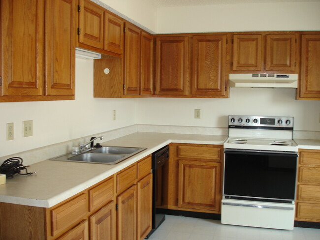 Spacious kitchen with appliances - 815 E Franklin St