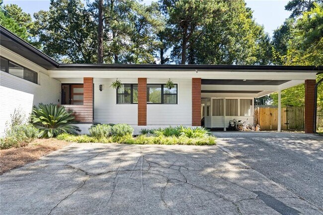 Building Photo - 1723 Dunwoody Pl NE