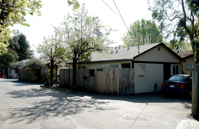 Building Photo - 670-700 Boyd St