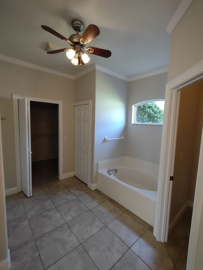 Building Photo - Quail Hollow Upgraded Single Family 4 bedr...