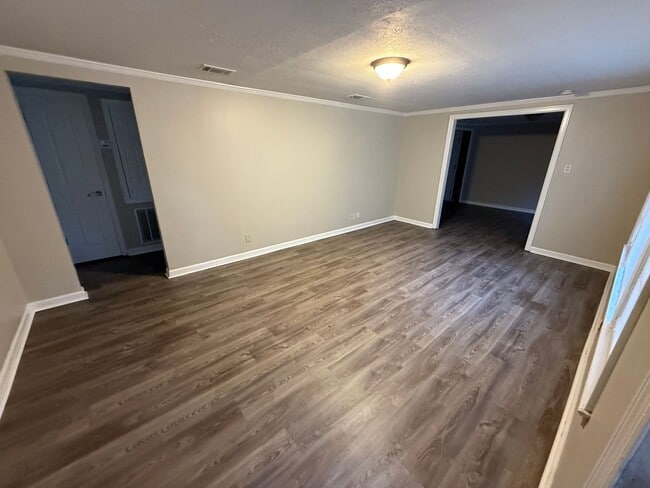 Building Photo - Spacious 3 Bedroom 1  Bath home with Appliance and Washer/Hookup.