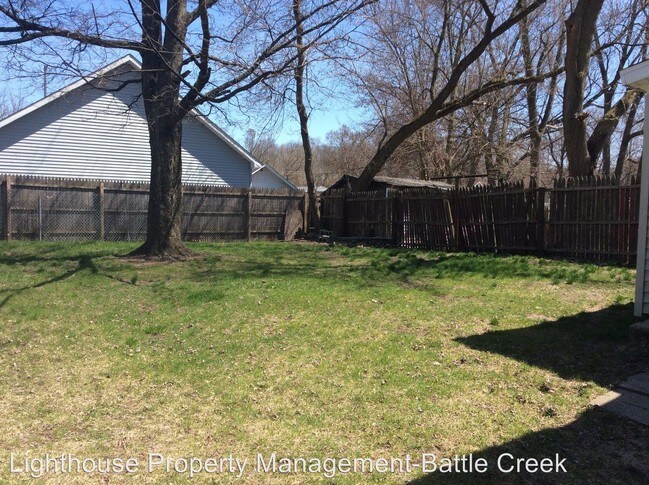 Building Photo - 3 br, 1 bath House - Bradford St 24