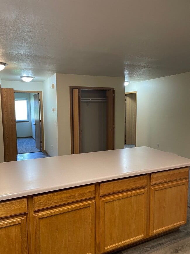 Foto del edificio - 1424 E Redwood Blvd