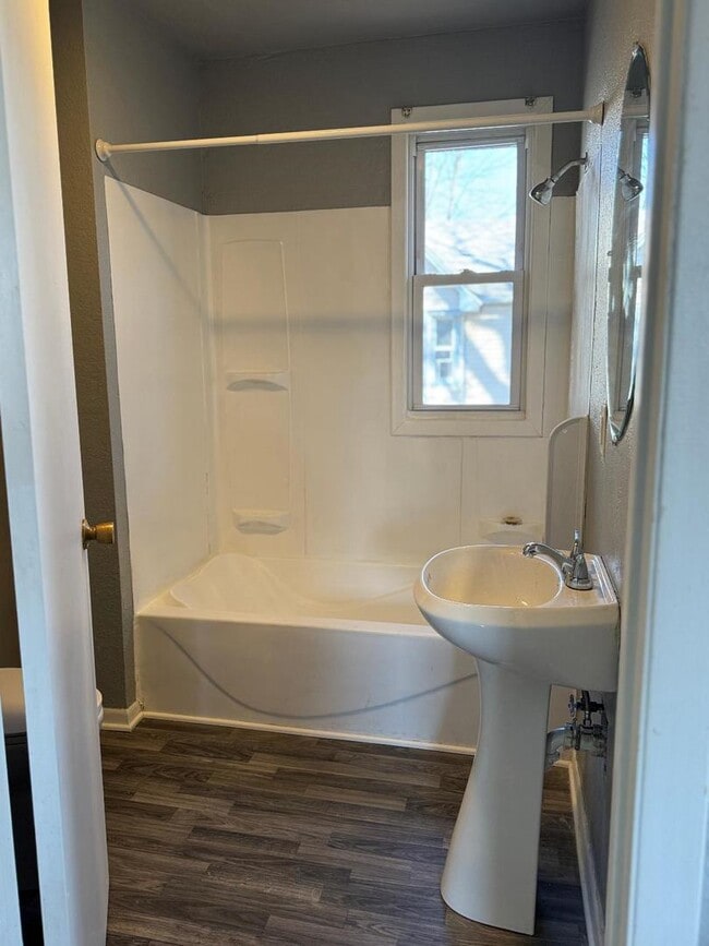 Foto del edificio - 348 S Rosewood Ave