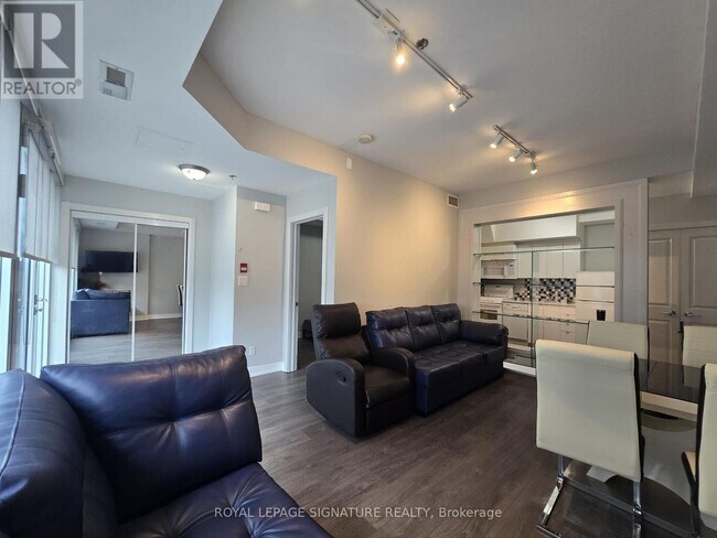 Photo du bâtiment - 726 Sheppard Ave W