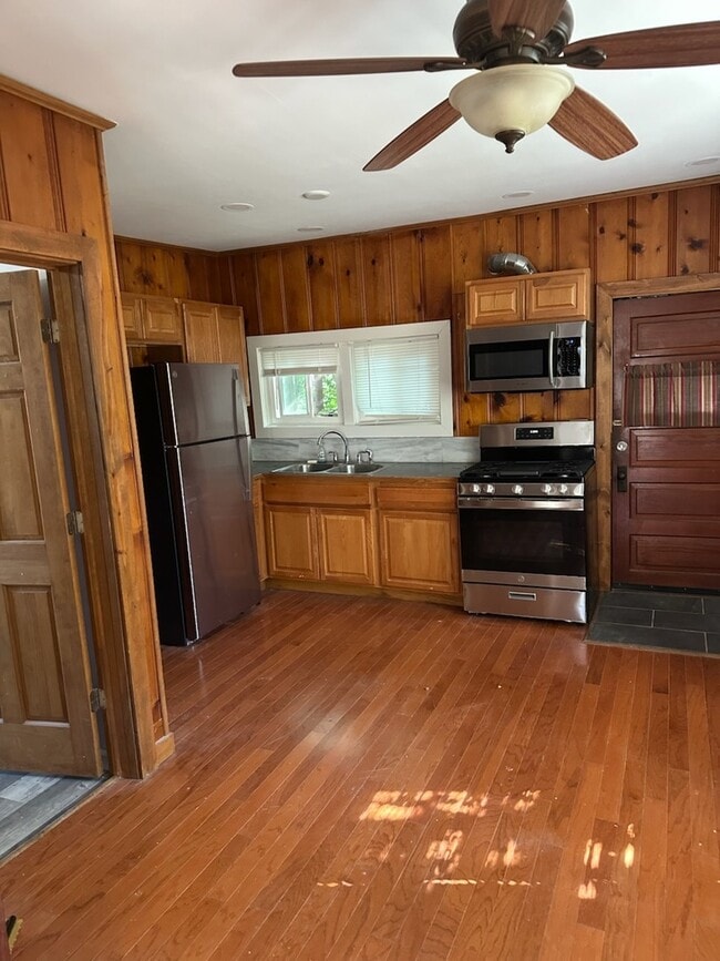 Building Photo - 1204 N Hickory Terrace