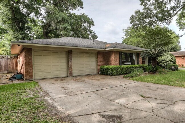 Foto del edificio - 6222 Lindyann Ln