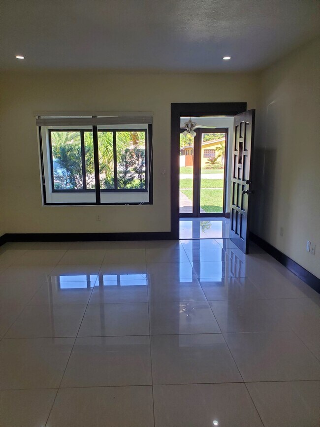 Foto del edificio - 348 South Dr
