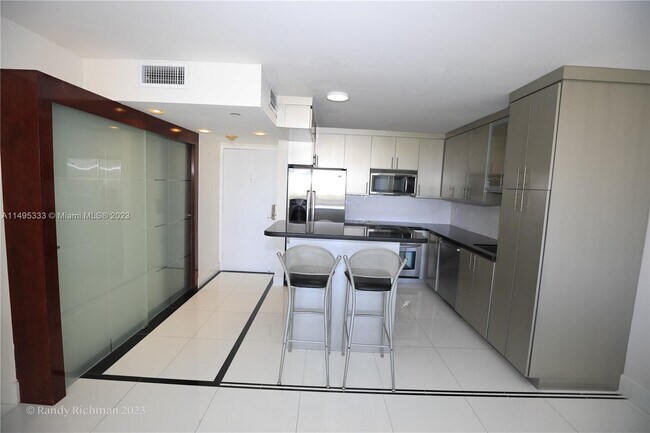 Foto del edificio - 600 NE 36th St