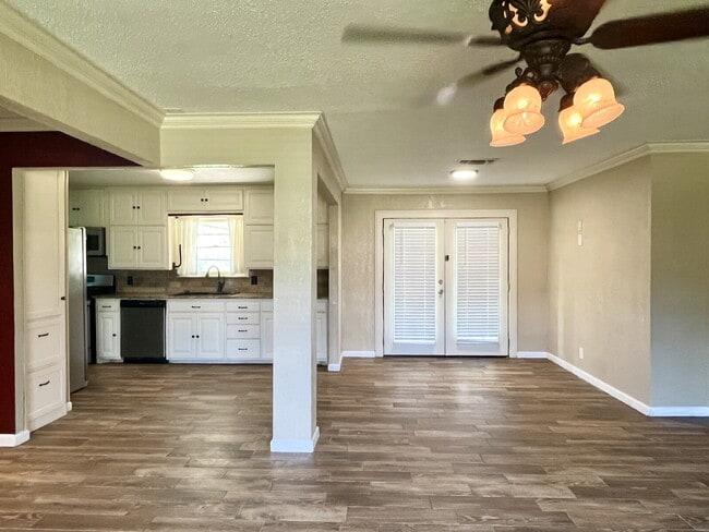 Foto del edificio - Spacious Four Bedroom!