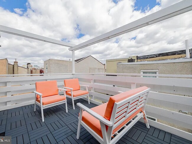 Foto del edificio - Stunning 2 bed, three story trinity with a two outdoor spaces