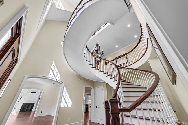 Building Photo - 2 Heathcote Dr