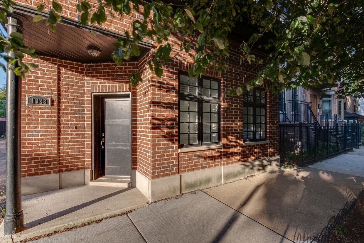 Primary Photo - 1028 W Wolfram St
