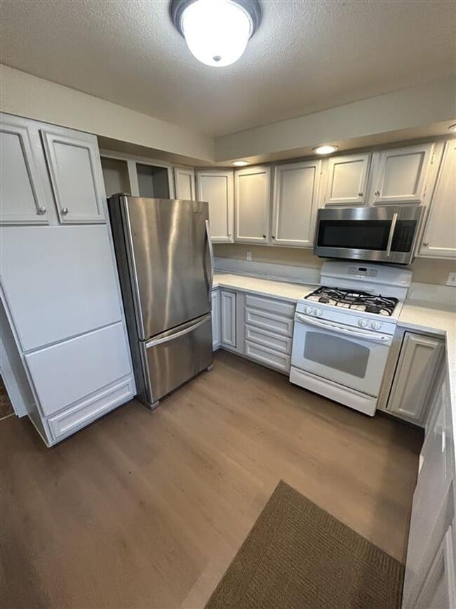 Building Photo - 209 E 3rd St