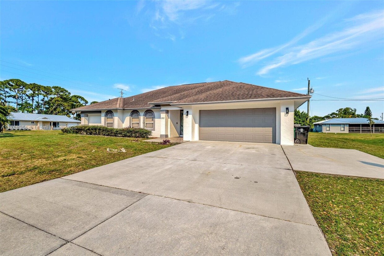 Primary Photo - 1321 SE Airoso Blvd