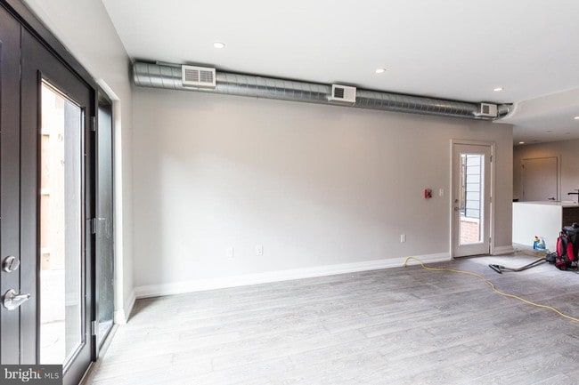 Building Photo - 512 E Girard Ave