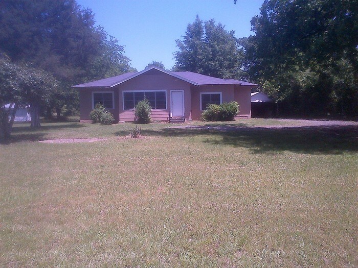 Primary Photo - Spacious country home!