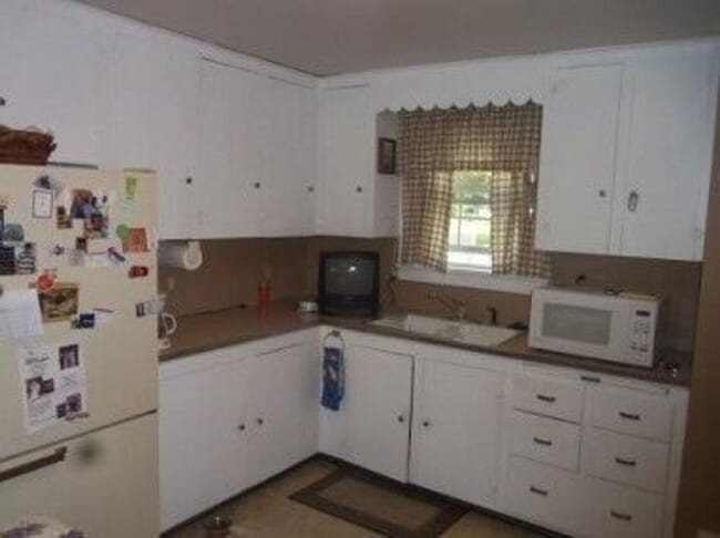 Building Photo - SPACIOUS 4 BEDROOM HOME READY TO WELCOME YOU