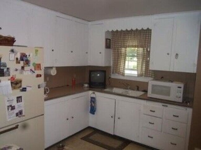 Foto del edificio - SPACIOUS 4 BEDROOM HOME READY TO WELCOME YOU