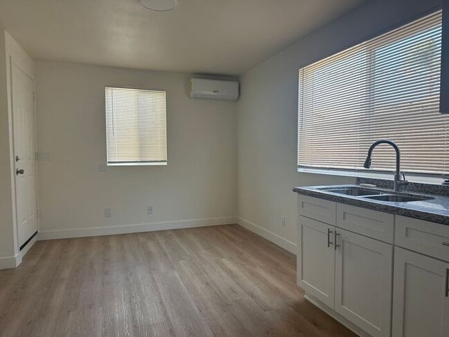 Building Photo - Situated in the Community of Newhall