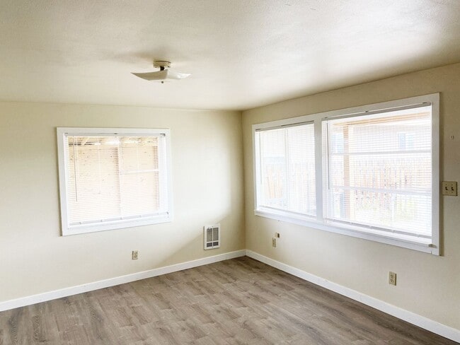 Building Photo - 2440 Chatham Hill Dr