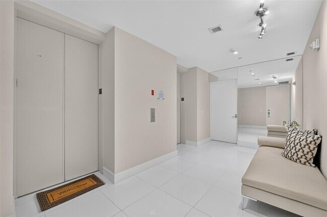 Building Photo - 1100 Biscayne Blvd