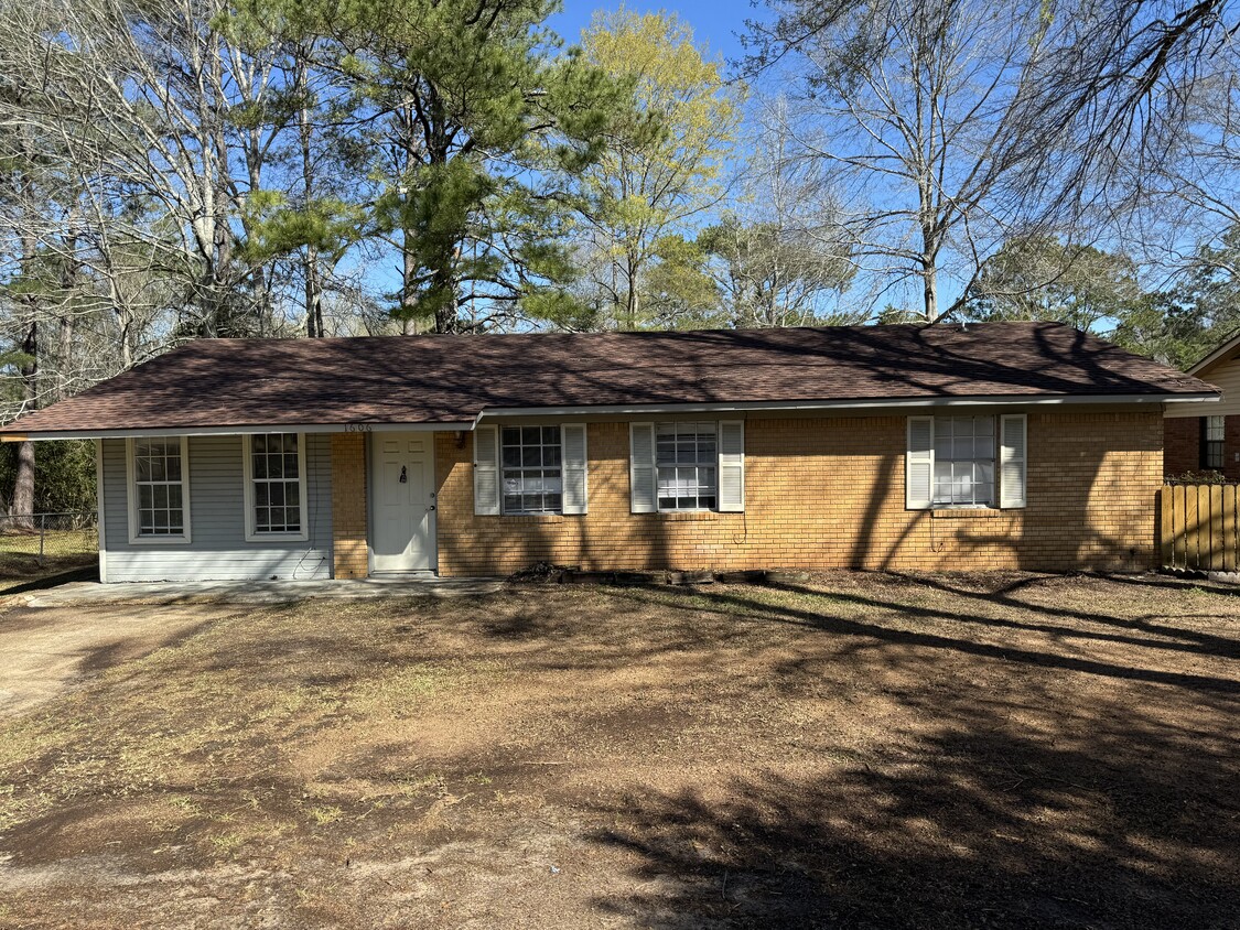 Front View Exterior - 1606 Robb St