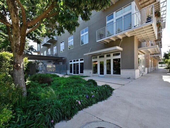 Foto del edificio - 2124 E 6th St