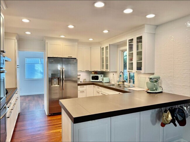 Foto del edificio - This Beautifully Remodeled 4 Bed 4 1/2 Bat...