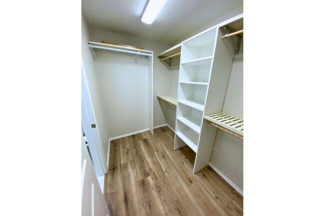 Vestidor principal - 2917 Las Palmas Ln