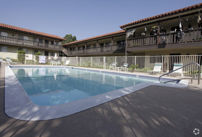 Pool - Villa Pointe Apartments