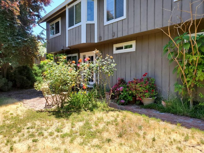 Building Photo - 1662 Stanmore Dr
