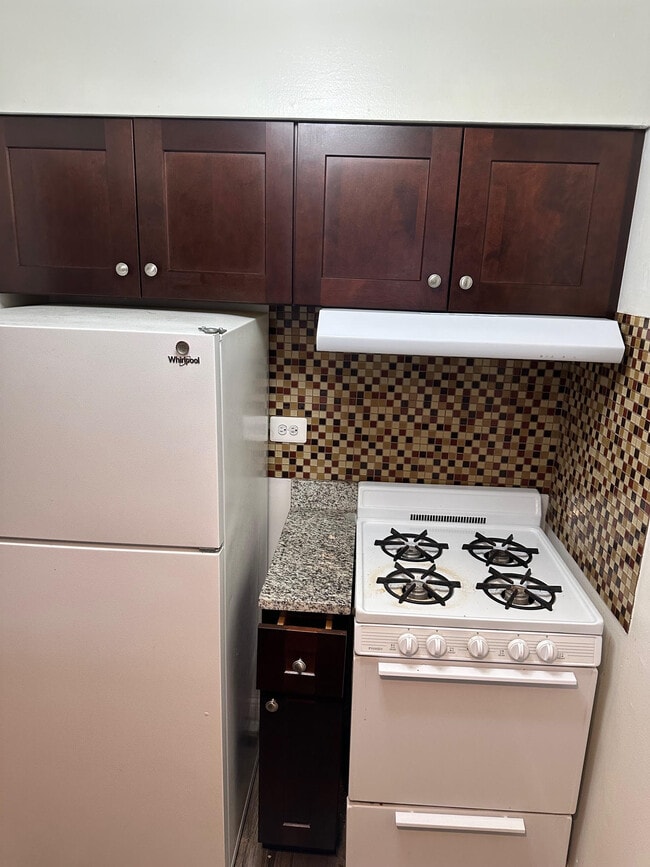 Foto del edificio - 3710 N Pine Grove Ave