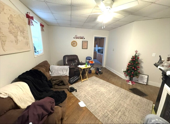 Building Photo - 611 W 12th St