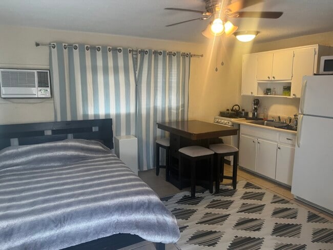 Foto del edificio - 1720 NE 56th St