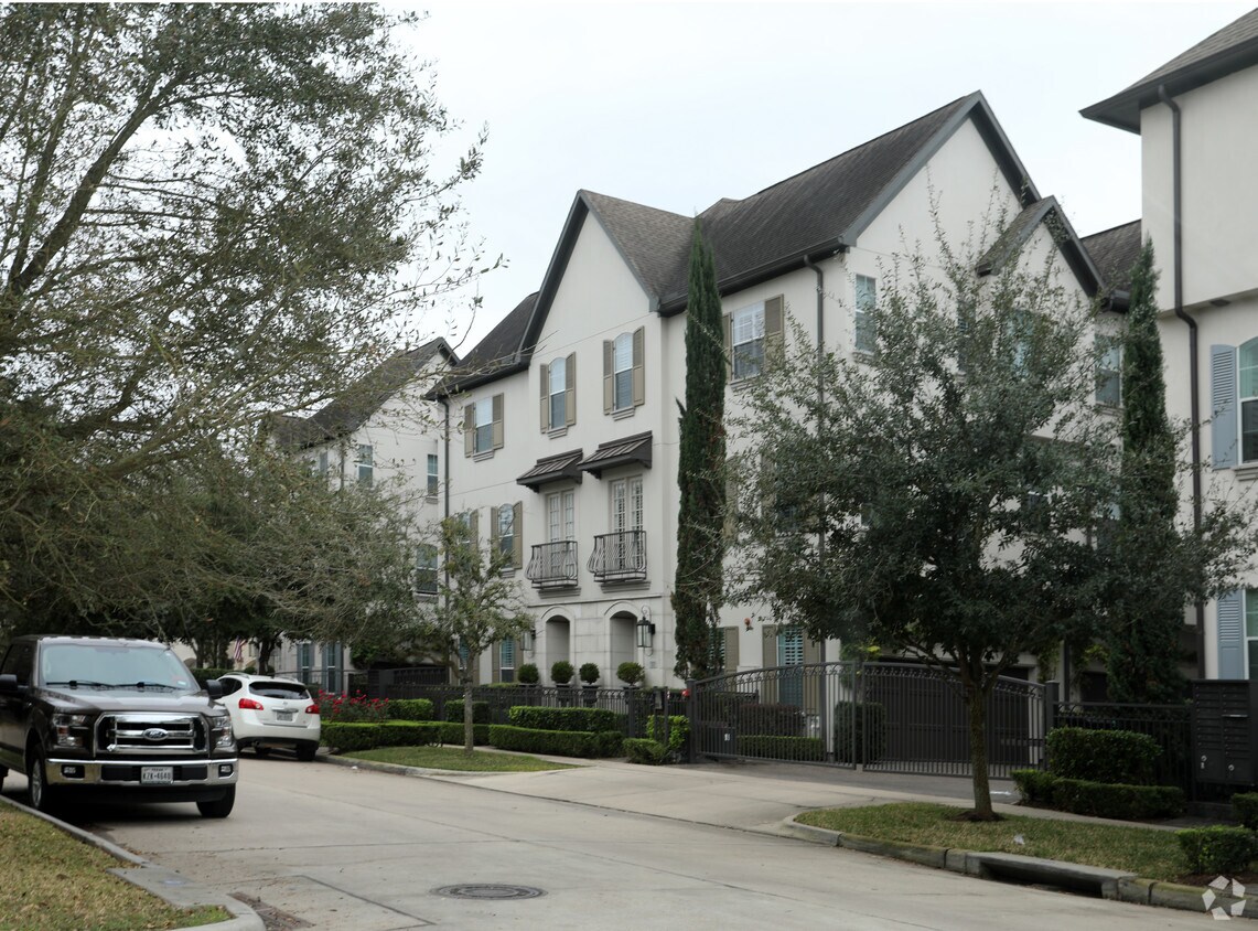 Primary Photo - 4025 Bellafontaine St