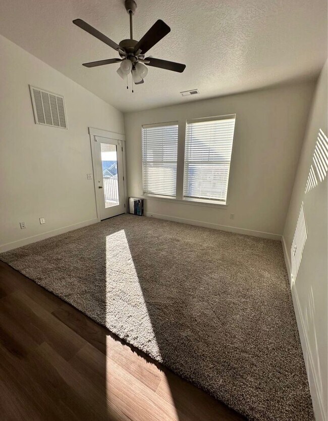 Foto del edificio - ? For Rent: Beautiful 3-Bedroom, 2-Bathroo...