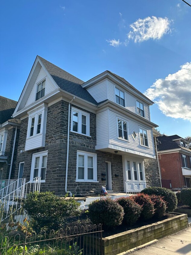 Primary Photo - 420 W 22nd St