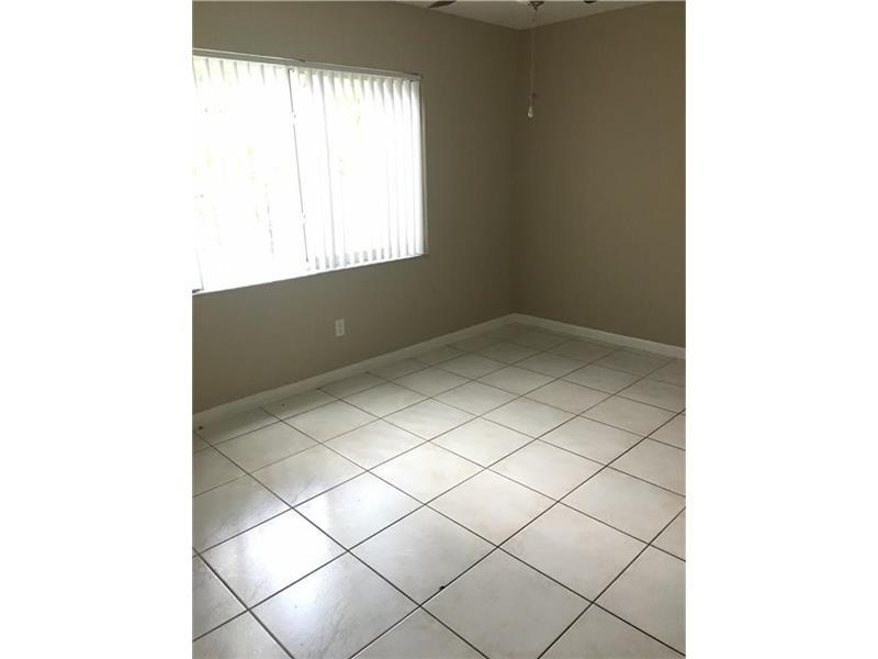 Building Photo - 822 NE 18th Ave