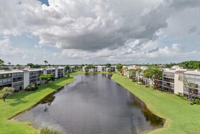 Foto del edificio - 14460 Strathmore Ln