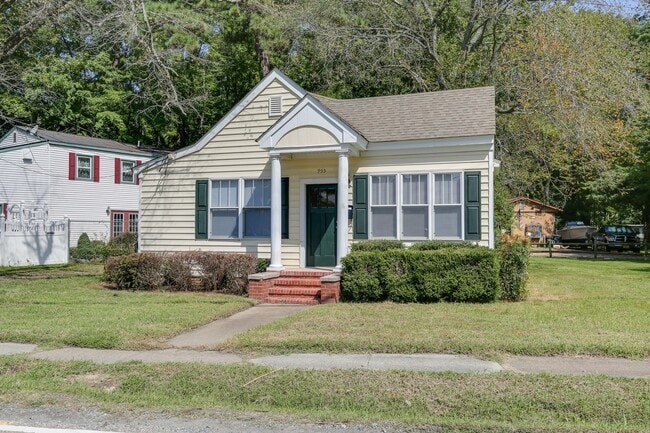 Building Photo - 955 Poquoson Ave