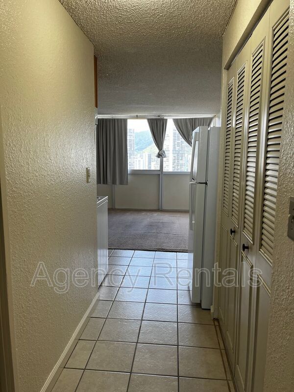 Building Photo - 2211 Ala Wai Blvd