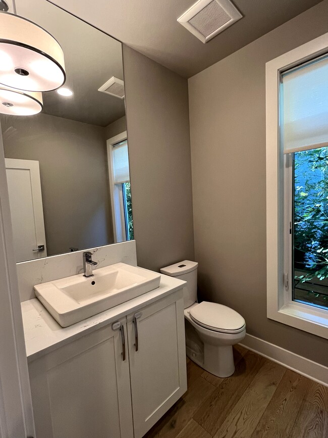 Building Photo - 315 State St S