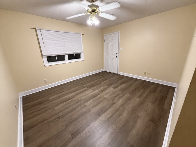 Building Photo - 209 Vineland Dr