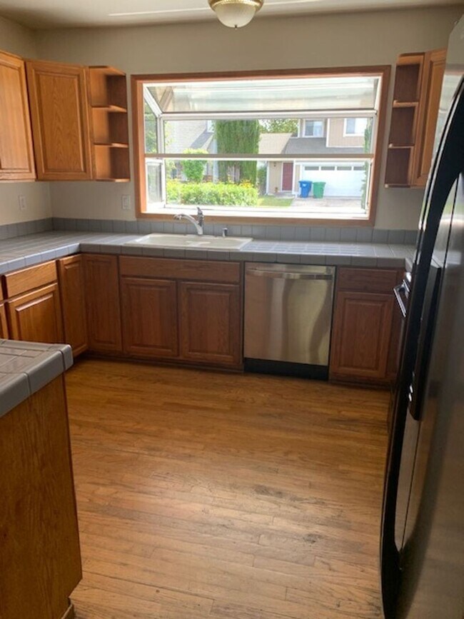 Foto del edificio - Great Home in H Section of Rohnert Park ~ 5 bedrooms and 2 bathrooms ~ Co Signers are Accepted