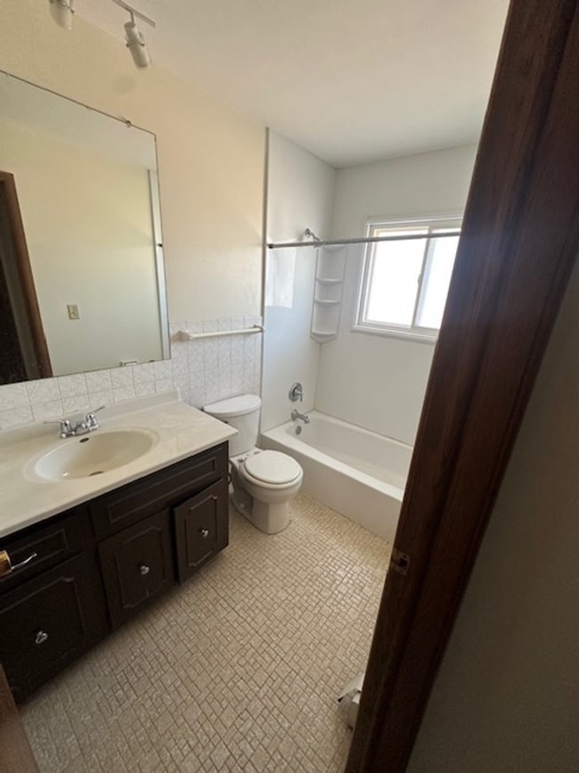 Building Photo - Madera Manor