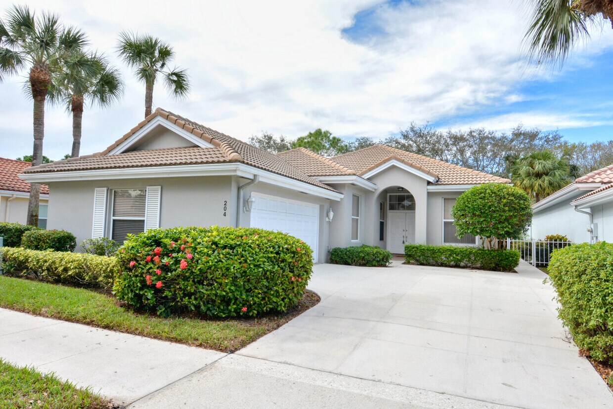 Foto principal - 204 S Hampton Dr