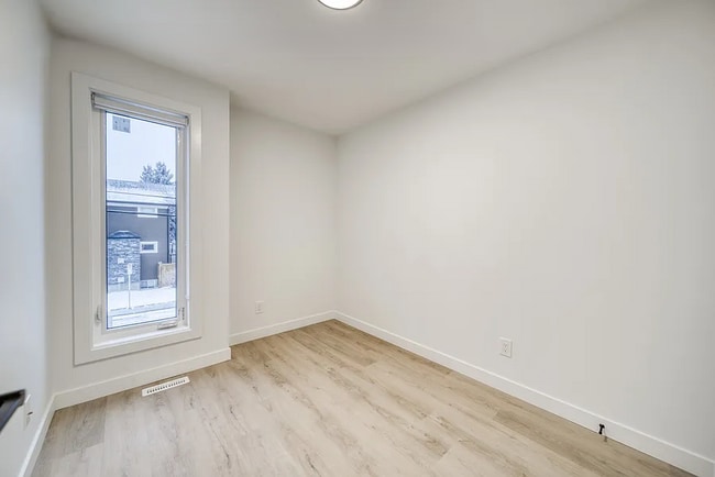 Building Photo - Spacious 3 Bedroom, 2 Bathroom unit minute...