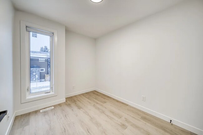 Photo du bâtiment - Spacious 3 Bedroom, 2 Bathroom unit minute...