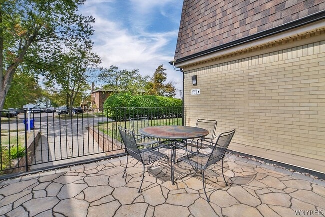 Foto del edificio - 32 Bernhardt Dr